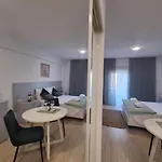 Lazuli Center 161 - 100 M From The Apartament
