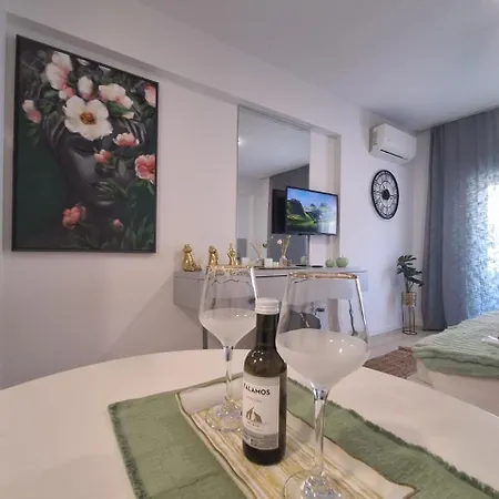 Lazuli Center 161 - 100 M From The * Larnaca